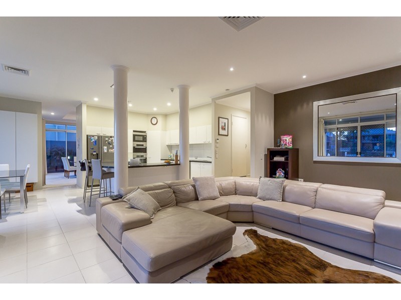 12 Buccaneer Court, Paradise Waters QLD 4217