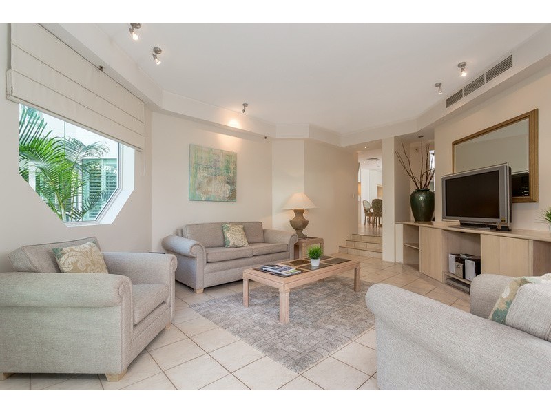 Villa 1/71 Seaworld Drive, Main Beach QLD 4217