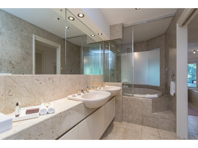Villa 1/71 Seaworld Drive, Main Beach QLD 4217