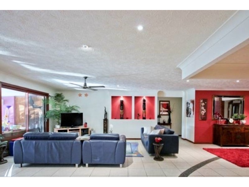 10 Cedar Place, Broadbeach Waters QLD 4218