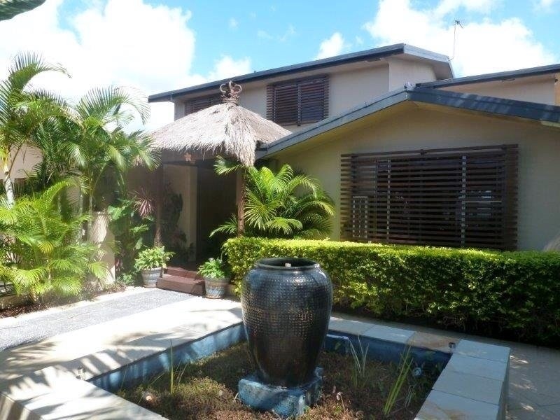 10 Cedar Place, Broadbeach Waters QLD 4218