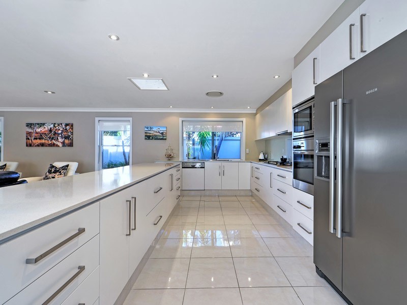 4 St Raphael Terrace, Sorrento QLD 4217