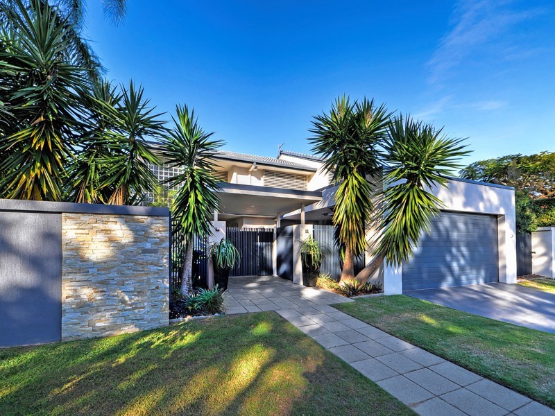 4 St Raphael Terrace, Sorrento QLD 4217