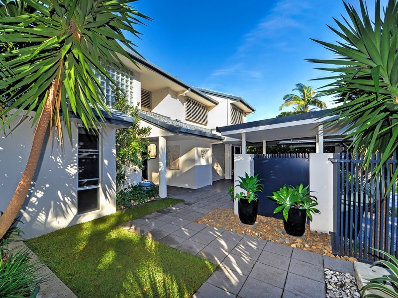 4 St Raphael Terrace, Sorrento QLD 4217