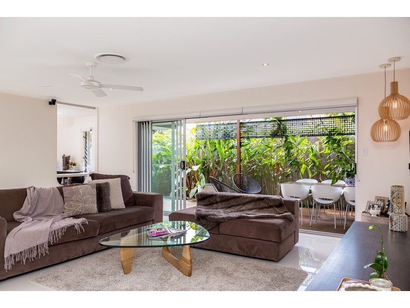 6 The Corso, Isle Of Capri QLD 4217