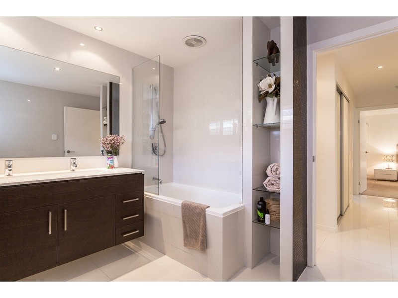6 The Corso, Isle Of Capri QLD 4217