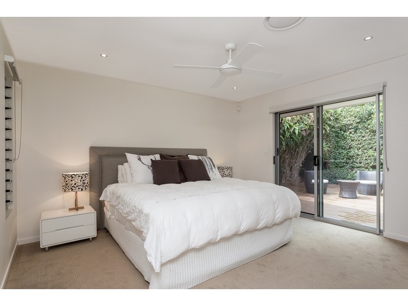 6 The Corso, Isle Of Capri QLD 4217