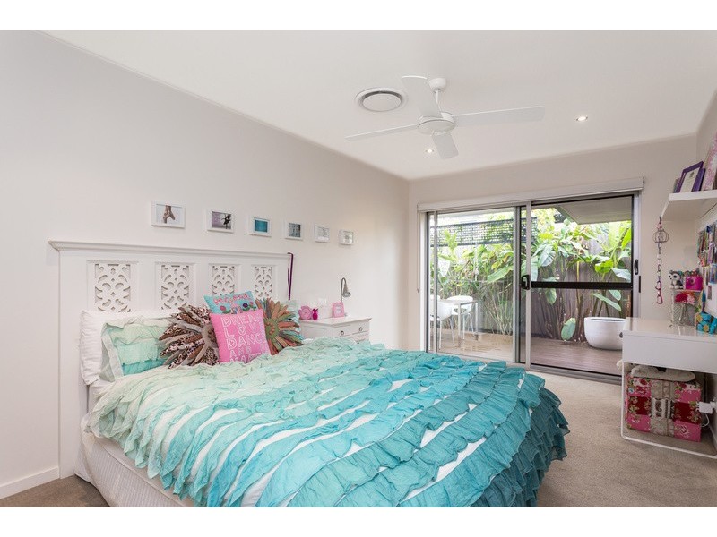 6 The Corso, Isle Of Capri QLD 4217