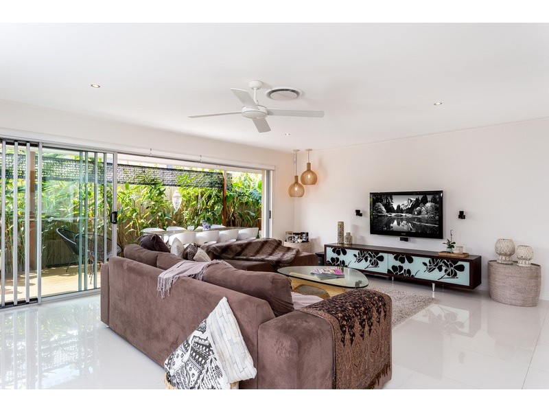 6 The Corso, Isle Of Capri QLD 4217