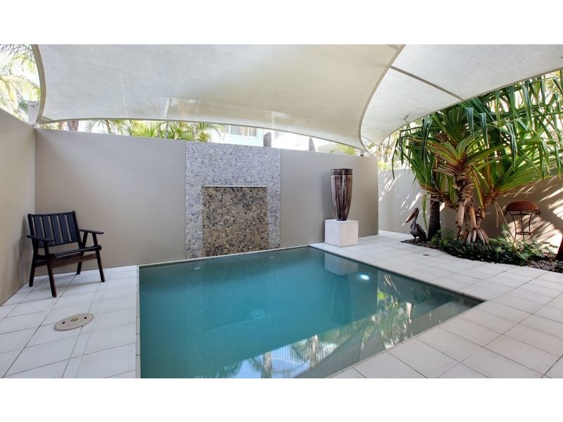 2/28 Armrick Avenue, Broadbeach QLD 4218