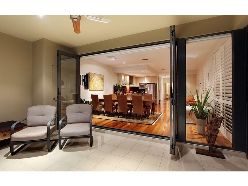 2/28 Armrick Avenue, Broadbeach QLD 4218