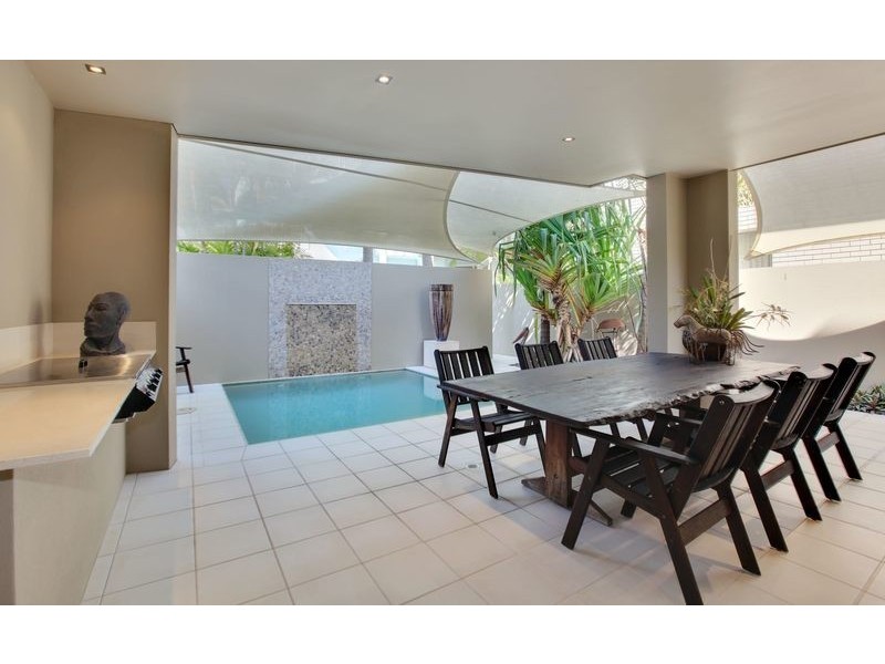 2/28 Armrick Avenue, Broadbeach QLD 4218