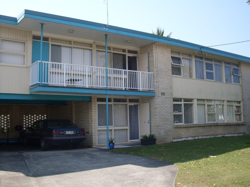 2/250 Stanhill Drive, Chevron Island QLD 4217