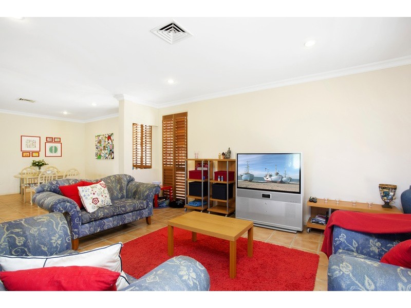 8 Meadowlake Drive, Carrara QLD 4211