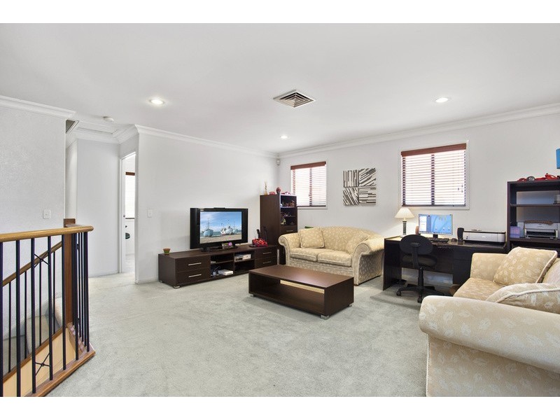 8 Meadowlake Drive, Carrara QLD 4211
