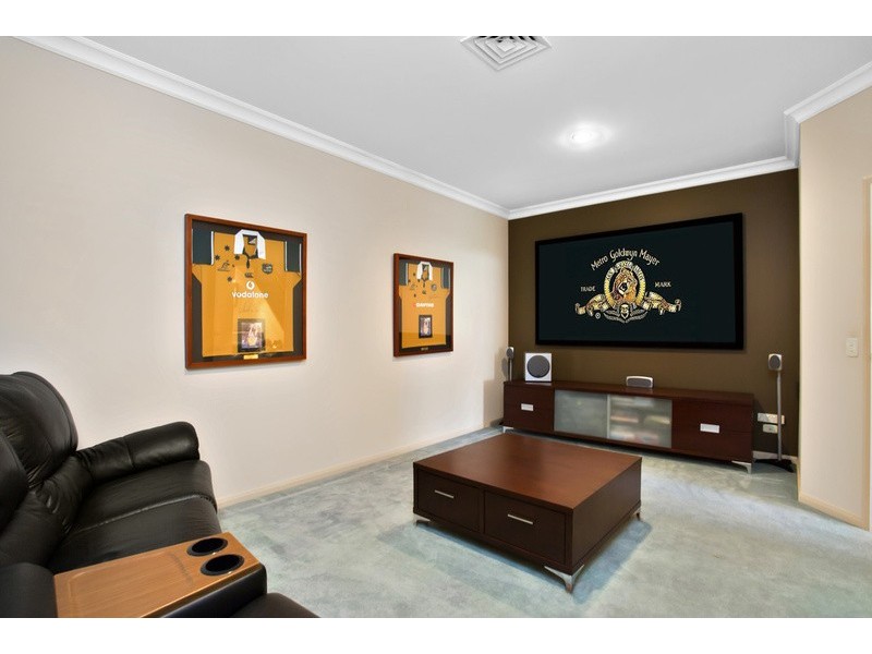 8 Meadowlake Drive, Carrara QLD 4211