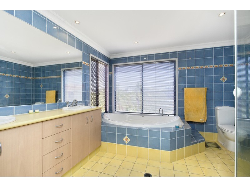8 Meadowlake Drive, Carrara QLD 4211
