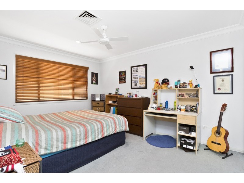 8 Meadowlake Drive, Carrara QLD 4211
