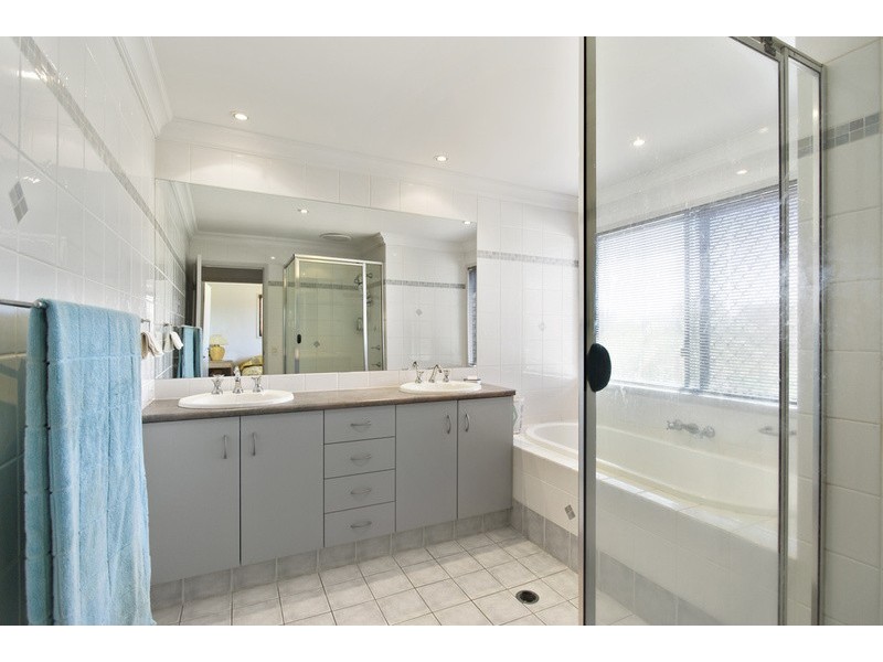 8 Meadowlake Drive, Carrara QLD 4211