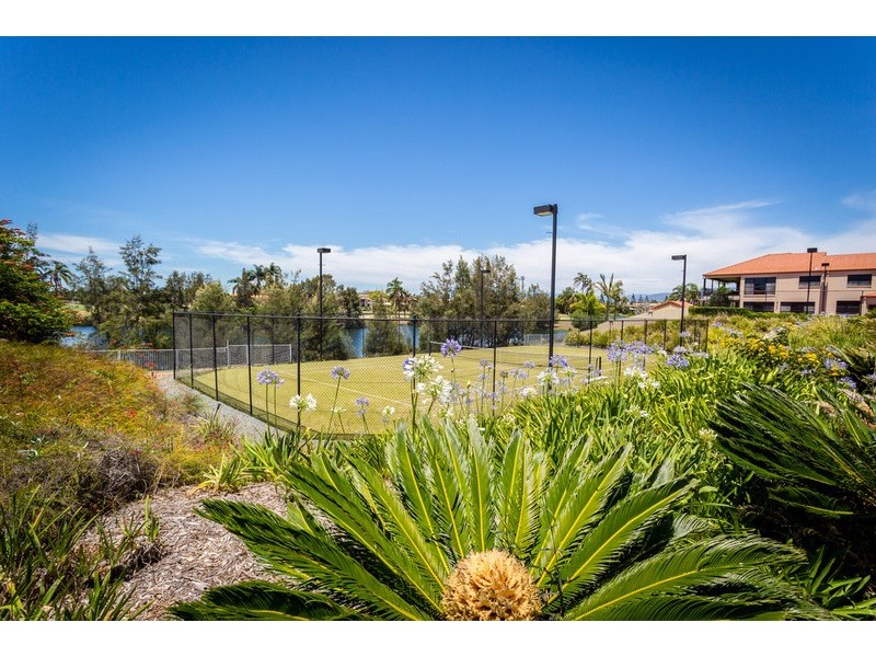 8 Meadowlake Drive, Carrara QLD 4211