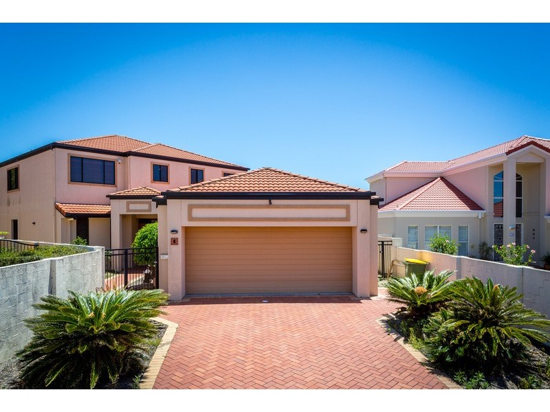 8 Meadowlake Drive, Carrara QLD 4211