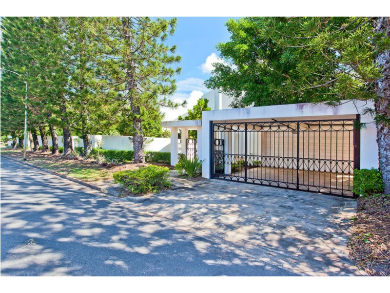 121 – 123 Commodore Drive, Paradise Waters QLD 4217