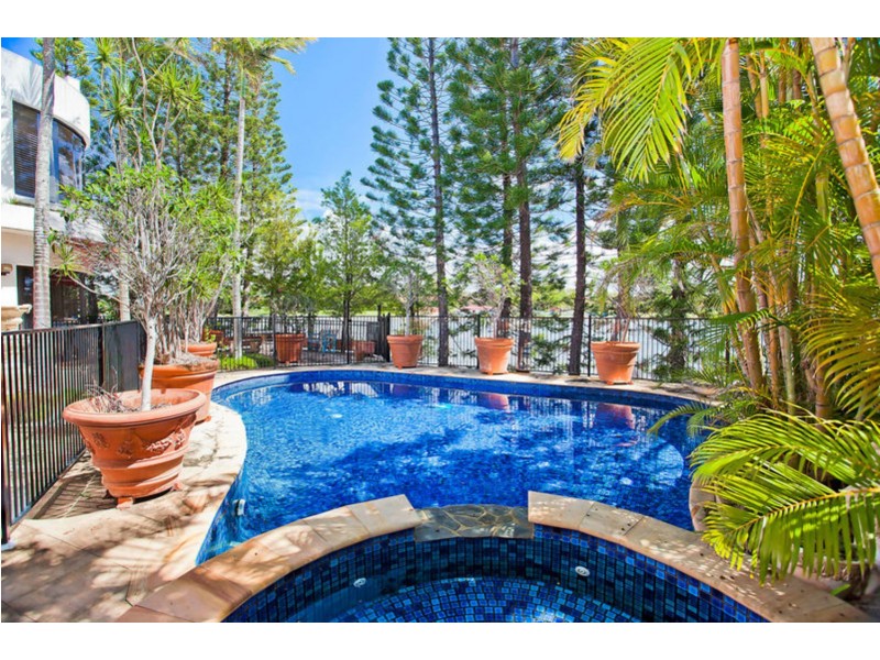 121 – 123 Commodore Drive, Paradise Waters QLD 4217