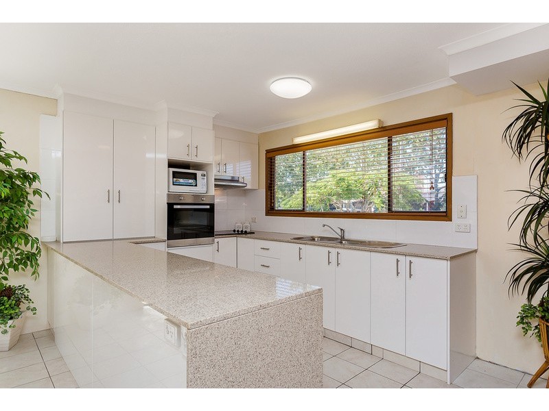 4/23 Hooker Boulevard, Broadbeach Waters QLD 4218