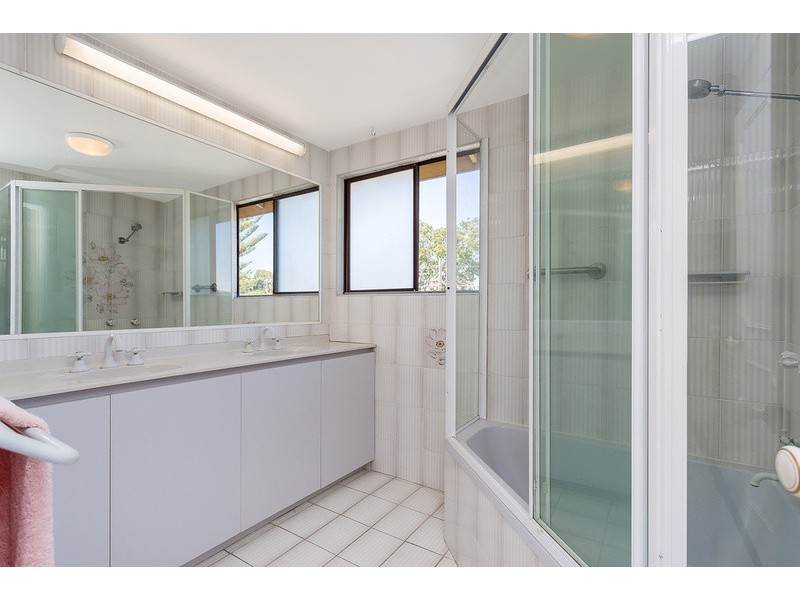 4/23 Hooker Boulevard, Broadbeach Waters QLD 4218