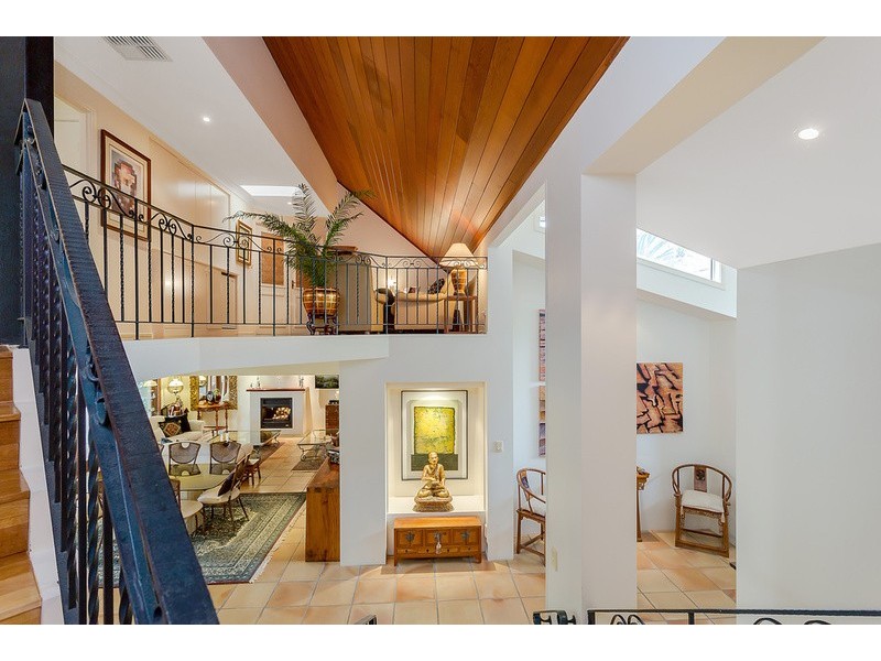 8 Freyburg Street, Sorrento QLD 4217