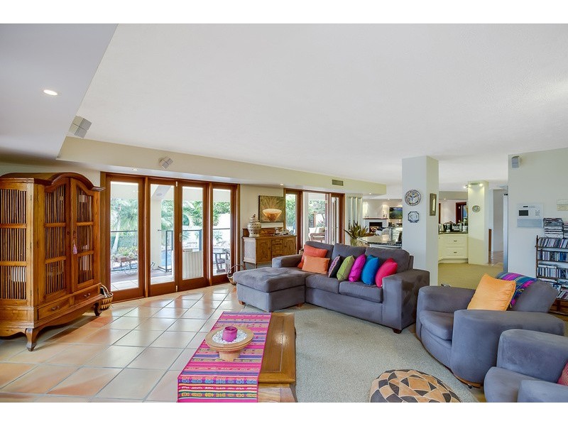 8 Freyburg Street, Sorrento QLD 4217