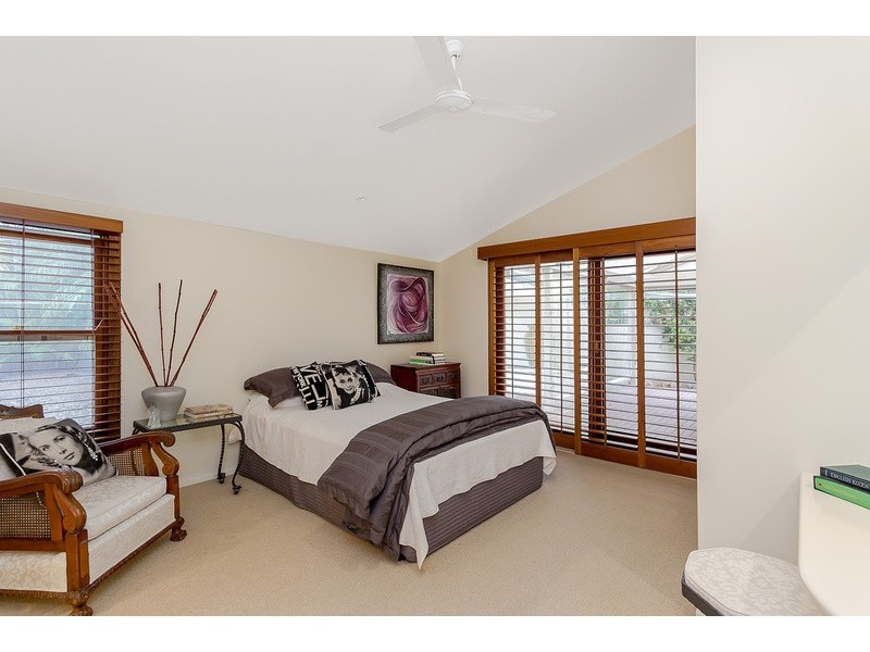 8 Freyburg Street, Sorrento QLD 4217