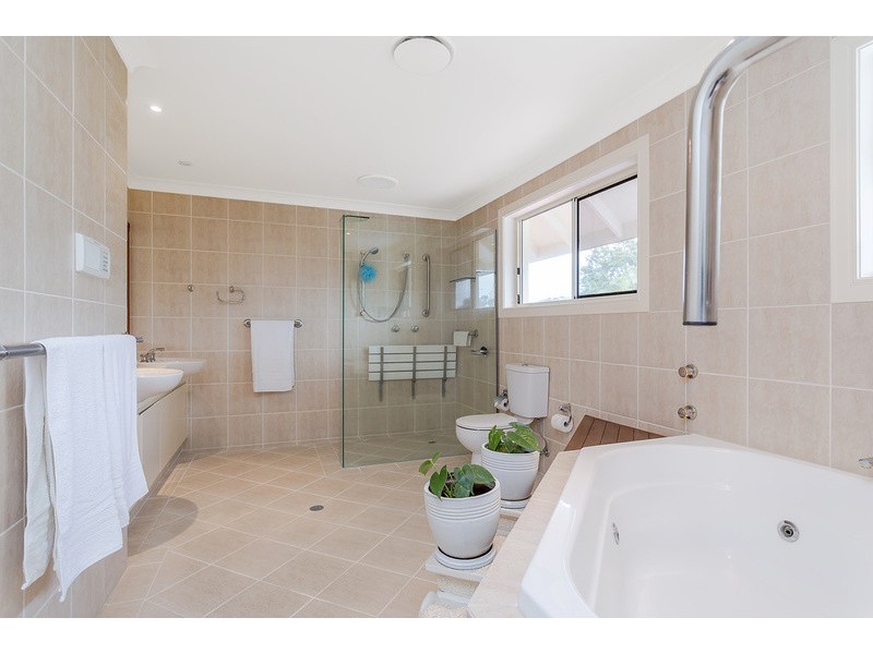 8 Freyburg Street, Sorrento QLD 4217