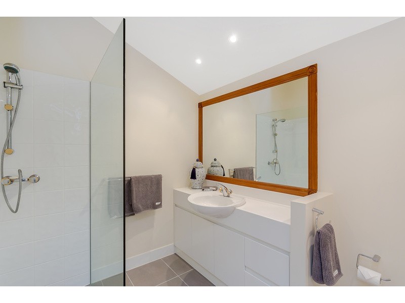 8 Freyburg Street, Sorrento QLD 4217