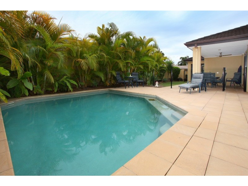 11 Moonraker Street, Clear Island Waters QLD 4226