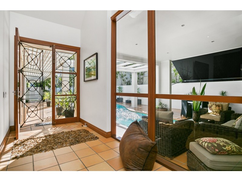8 La Scala Court, Isle Of Capri QLD 4217