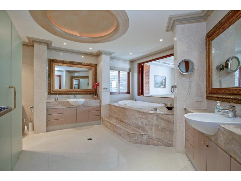 74 Admiralty Drive, Paradise Waters QLD 4217