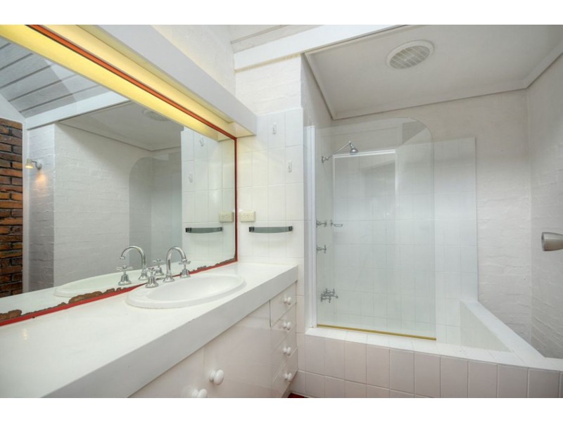 4  Costa Court, Broadbeach Waters QLD 4218