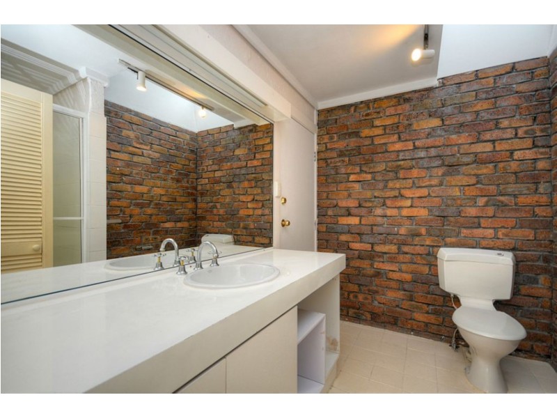 4  Costa Court, Broadbeach Waters QLD 4218