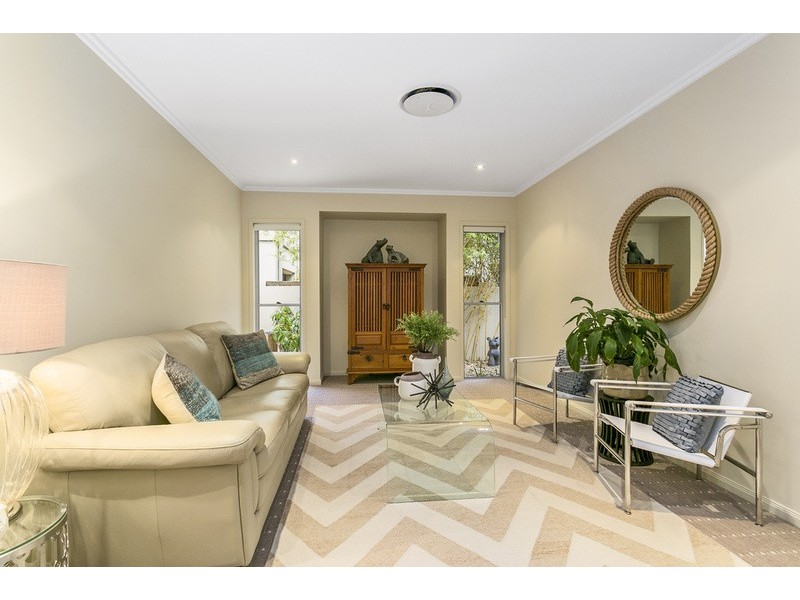 11 La Spezia Court, Isle Of Capri QLD 4217