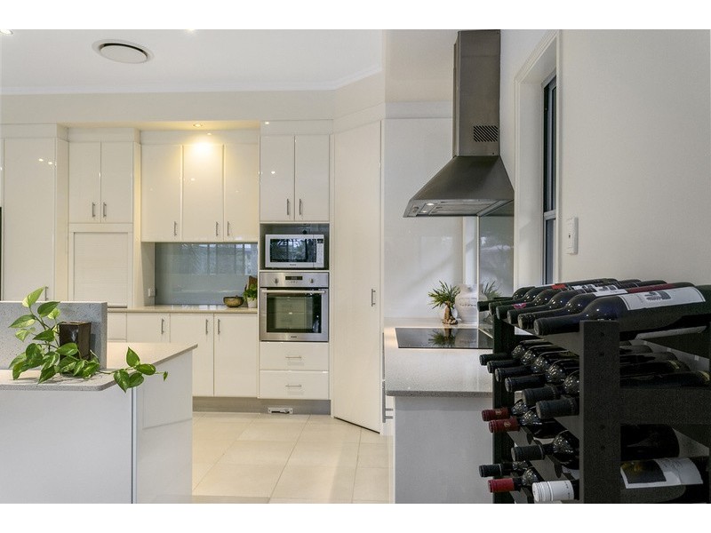 11 La Spezia Court, Isle Of Capri QLD 4217