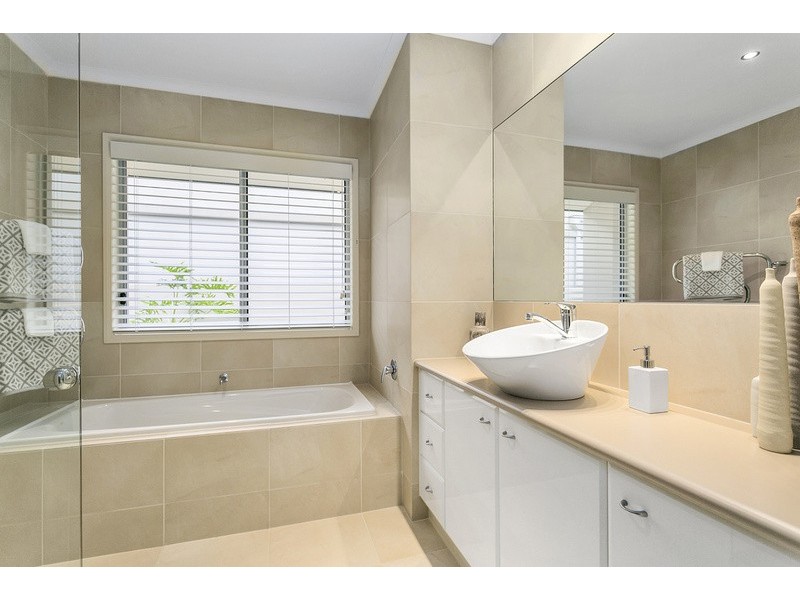 11 La Spezia Court, Isle Of Capri QLD 4217