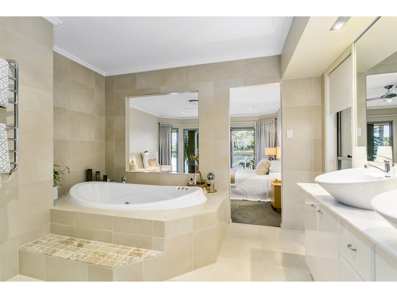 11 La Spezia Court, Isle Of Capri QLD 4217