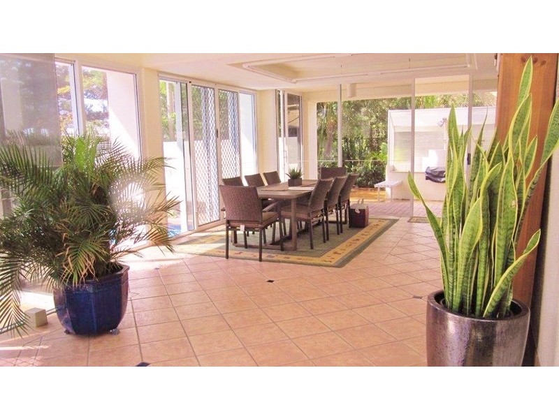 3/2 Montgomery Avenue, Main Beach QLD 4217