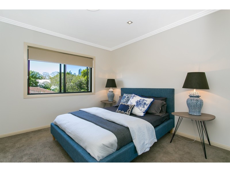 10 Kapala Street, Southport QLD 4215