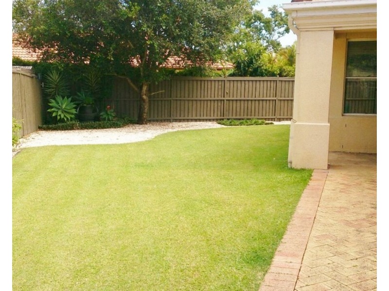 4 Maria Place, Ashmore QLD 4214