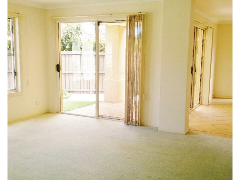 4 Maria Place, Ashmore QLD 4214