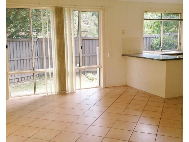 4 Maria Place, Ashmore QLD 4214