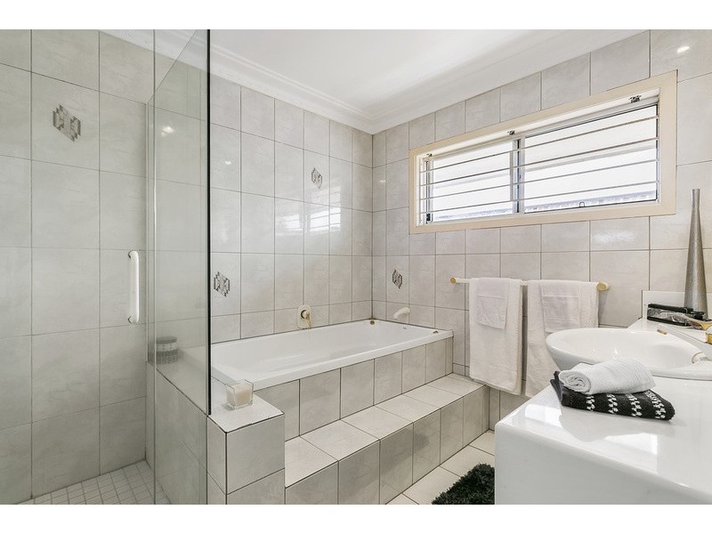 7 Amalfi Drive, Isle Of Capri QLD 4217