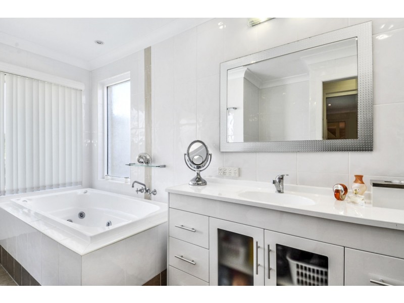 44 Gretel Drive, Mermaid Waters QLD 4218